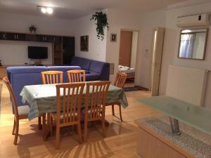 A television and/or entertainment centre at Mary Apartmanház Hévíz