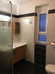 A bathroom at Mary Apartmanház Hévíz
