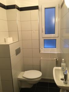 A bathroom at Mary Apartmanház Hévíz