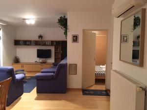 A television and/or entertainment centre at Mary Apartmanház Hévíz