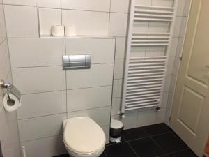 A bathroom at Mary Apartmanház Hévíz