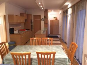 A kitchen or kitchenette at Mary Apartmanház Hévíz