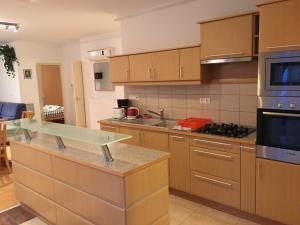 A kitchen or kitchenette at Mary Apartmanház Hévíz
