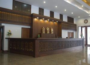 a lobby with a reception desk in a building at Butnamtong Hotel in Lampang