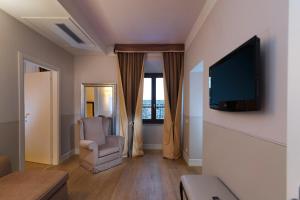 Televízia a/alebo spoločenská miestnosť v ubytovaní Hotel Palazzo San Lorenzo & Spa