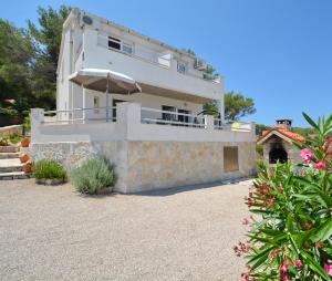 eine Villa mit Blick auf das Haus in der Unterkunft Apartmani Cesarec in Basina