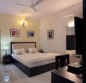 Mimosa Udaipur tesisinde bir odada yatak veya yataklar