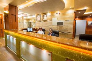 Luxury hotel apartments في تبوك: رجل وامرأه يجلسون في البار