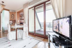 Televízia a/alebo spoločenská miestnosť v ubytovaní Apartament Bajeczna Góra Zakopane + 29 fotografií
