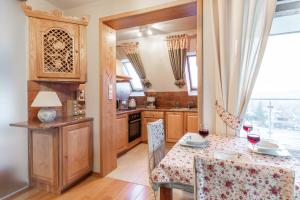 Kuchyňa alebo kuchynka v ubytovaní Apartament Bajeczna Góra Zakopane