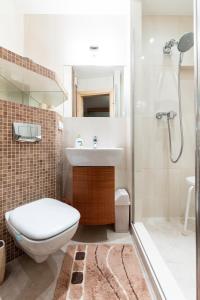 y baño con aseo, lavabo y ducha. en Apartament Bajeczna Góra Zakopane, en Zakopane