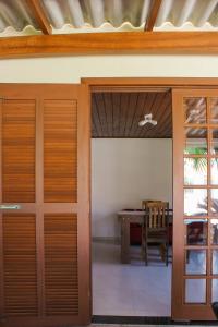 an open door to a dining room with a table at Recanto Dos Coqueiros in Florianópolis