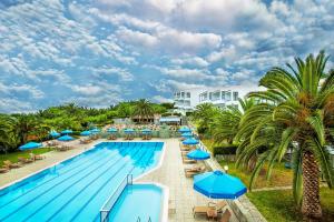Bazén v ubytování Xenios Port Marina Hotel nebo v jeho okolí