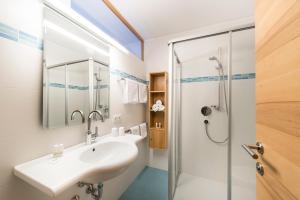 ein Bad mit einem Waschbecken und einer Dusche in der Unterkunft Residence Aichner in Bruneck