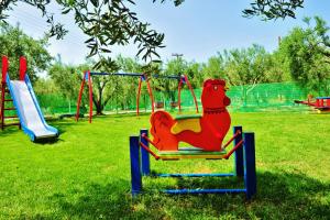 Sunday Resort في غيراكيني: ملعب مع فرس ألعاب على زحليقة