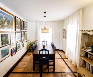 a dining room with a table and chairs at Apartamentos Los Telares in Hermigua