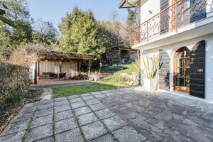 a backyard with a patio and a house at Villa Diana Tarzo in Tarzo