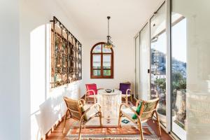 comedor con mesa, sillas y ventana en Villa Diana Tarzo, en Tarzo