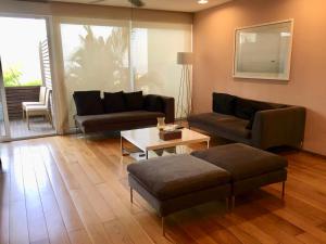 sala de estar con sofá y mesa de centro en Infiniti Bay Private Pool Villa, en Dabolim