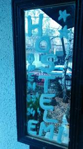 una foto di un segno in uno specchio di HOSTEL EMI a Kavadarci
