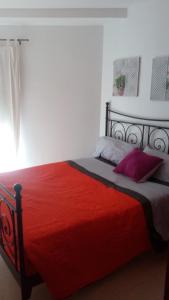 - une chambre avec un grand lit et une couverture rouge dans l'établissement Residencial Sol Suite, à Telde