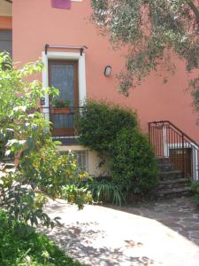 Vonkajšia záhrada v ubytovaní Appartamenti Casa Nina, lago,montagne, uliveti