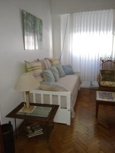 ein Wohnzimmer mit einem Bett und einem Tisch in der Unterkunft Vidt 2001 Alto Palermo in Buenos Aires