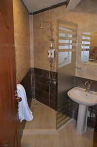 Ванна кімната в Full Pyramids View Apartment with Balcony For 8 P
