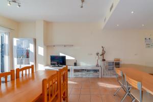 Televízia a/alebo spoločenská miestnosť v ubytovaní Apartamento en Urbanizacion Hacienda Golf Islantilla