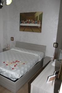 ナポリにあるA&C SweetHomeのベッドルーム1室(赤い花のベッド1台付)