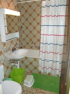 y baño con lavabo, aseo y ducha. en Clabina 19 en Leukerbad