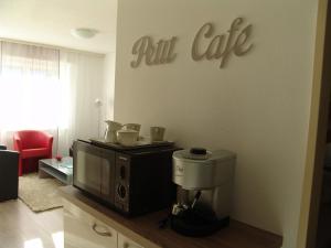una cocina con un letrero de cafetería en la pared en Clabina 19 en Leukerbad