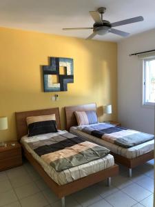 Postel nebo postele na pokoji v ubytování Schönes 3 Zimmer Apartment, Meerblick, Pool, freies WLan + 16 fotografií