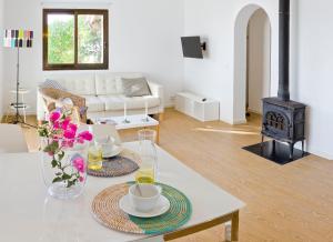 a living room with a table and a fireplace at ALCUDIA-VIDA SANA-PRIMERA LINEA DE MAR in Alcudia