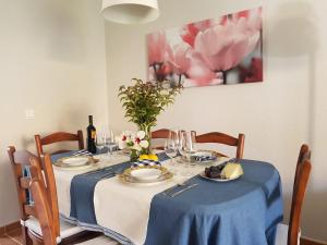 チクラナ・デ・ラ・フロンテーラにあるDuquesa´s Houseのダイニングルームテーブル(青いテーブルクロスと花付)