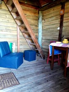 Habitación con mesa, silla y suelo de madera. en Tacamita, en La Pedrera