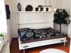 ein weißes Regal mit einem Bett in einem Zimmer in der Unterkunft Apartment "La Lucia" in Schwäbisch Gmünd