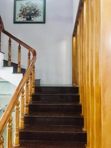 gau homestay في توي هوا: مجموعة من السلالم في منزل مع لوحة على الحائط