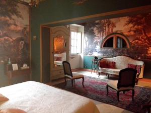 1 dormitorio con 1 cama, 2 sillas y ventana en Château d'Agel chambres d'hôtes, en Agel