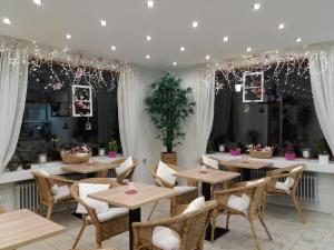 Gästehaus u Ferienwohnungen Veronika incl Frühstücksbuffet und KönigsCard mit 200 kostenlosen Attraktionen餐厅或其他用餐的地方