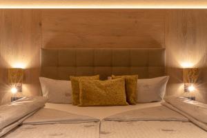 Postel nebo postele na pokoji v ubytování Appartement Zillertal Klee mit Restaurant KleemenTine