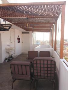 Habitación con 2 sillas, mesa y ventanas en Urban House, en Lima
