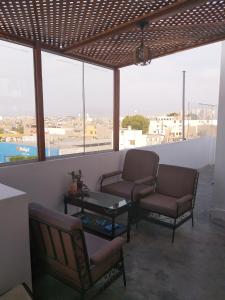 uma sala de estar com duas cadeiras e uma mesa em Urban House em Lima