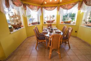 Reštaurácia alebo iné gastronomické zariadenie v ubytovaní Pension Kuželka