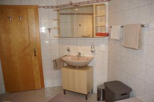 Koupelna v ubytování Haus Juen + 11 fotografií