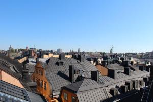 eine Luftansicht einer Stadt mit Dächern in der Unterkunft Executive Living Old Town Unique in Stockholm