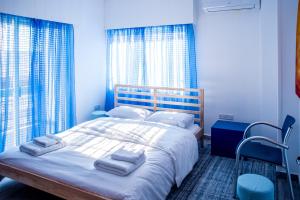 - une chambre avec un grand lit et des serviettes dans l'établissement At the very heart of Limassol centre, ap. 201, à Limassol