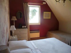 TrédarzecにあるChambres d'hôtes de Ty Guenのベッドルーム(ベッド1台、窓付)
