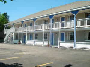 um grande edifício com acabamento azul e branco em GuestLodge em West Dennis