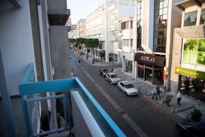 uma vista para uma rua da cidade com carros estacionados na rua em At the very heart of Limassol centre, ap. 201 em Limassol